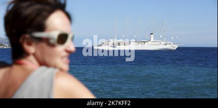 ©PHOTOPQR/NICE MATIN/Dylan Meiffret ; Menton ; 28/09/2022 ; le club Med II, più Grand voilier de croisière 5 stuoie au monde s'est amaré au large du port de Menton ce mercredi. - Club Med 2 è una goletta a cinque alberi controllata da computer e gestita da Club Med e gestita come nave da crociera. Qui a Menton, Francia 29 settembre 2022 Foto Stock