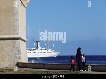 ©PHOTOPQR/NICE MATIN/Dylan Meiffret ; Menton ; 28/09/2022 ; le club Med II, più Grand voilier de croisière 5 stuoie au monde s'est amaré au large du port de Menton ce mercredi. - Club Med 2 è una goletta a cinque alberi controllata da computer e gestita da Club Med e gestita come nave da crociera. Qui a Menton, Francia 29 settembre 2022 Foto Stock