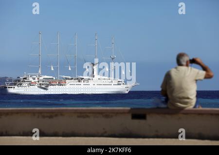 ©PHOTOPQR/NICE MATIN/Dylan Meiffret ; Menton ; 28/09/2022 ; le club Med II, più Grand voilier de croisière 5 stuoie au monde s'est amaré au large du port de Menton ce mercredi. - Club Med 2 è una goletta a cinque alberi controllata da computer e gestita da Club Med e gestita come nave da crociera. Qui a Menton, Francia 29 settembre 2022 Foto Stock