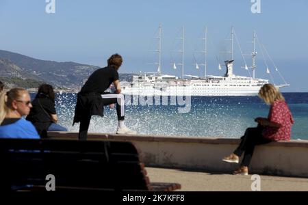 ©PHOTOPQR/NICE MATIN/Dylan Meiffret ; Menton ; 28/09/2022 ; le club Med II, più Grand voilier de croisière 5 stuoie au monde s'est amaré au large du port de Menton ce mercredi. - Club Med 2 è una goletta a cinque alberi controllata da computer e gestita da Club Med e gestita come nave da crociera. Qui a Menton, Francia 29 settembre 2022 Foto Stock