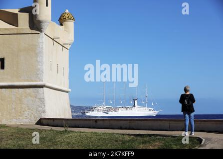 ©PHOTOPQR/NICE MATIN/Dylan Meiffret ; Menton ; 28/09/2022 ; le club Med II, più Grand voilier de croisière 5 stuoie au monde s'est amaré au large du port de Menton ce mercredi. - Club Med 2 è una goletta a cinque alberi controllata da computer e gestita da Club Med e gestita come nave da crociera. Qui a Menton, Francia 29 settembre 2022 Foto Stock