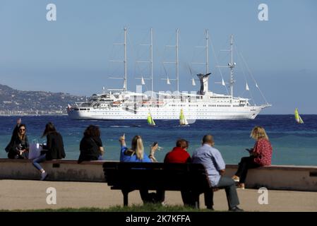 ©PHOTOPQR/NICE MATIN/Dylan Meiffret ; Menton ; 28/09/2022 ; le club Med II, più Grand voilier de croisière 5 stuoie au monde s'est amaré au large du port de Menton ce mercredi. - Club Med 2 è una goletta a cinque alberi controllata da computer e gestita da Club Med e gestita come nave da crociera. Qui a Menton, Francia 29 settembre 2022 Foto Stock