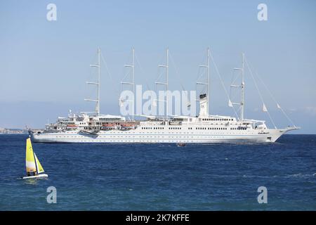 ©PHOTOPQR/NICE MATIN/Dylan Meiffret ; Menton ; 28/09/2022 ; le club Med II, più Grand voilier de croisière 5 stuoie au monde s'est amaré au large du port de Menton ce mercredi. - Club Med 2 è una goletta a cinque alberi controllata da computer e gestita da Club Med e gestita come nave da crociera. Qui a Menton, Francia 29 settembre 2022 Foto Stock