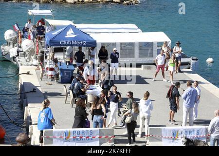 ©PHOTOPQR/NICE MATIN/Dylan Meiffret ; Menton ; 28/09/2022 ; le club Med II, più Grand voilier de croisière 5 stuoie au monde s'est amaré au large du port de Menton ce mercredi. - Club Med 2 è una goletta a cinque alberi controllata da computer e gestita da Club Med e gestita come nave da crociera. Qui a Menton, Francia 29 settembre 2022 Foto Stock