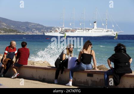 ©PHOTOPQR/NICE MATIN/Dylan Meiffret ; Menton ; 28/09/2022 ; le club Med II, più Grand voilier de croisière 5 stuoie au monde s'est amaré au large du port de Menton ce mercredi. - Club Med 2 è una goletta a cinque alberi controllata da computer e gestita da Club Med e gestita come nave da crociera. Qui a Menton, Francia 29 settembre 2022 Foto Stock