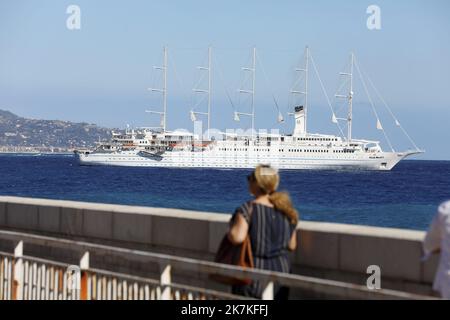 ©PHOTOPQR/NICE MATIN/Dylan Meiffret ; Menton ; 28/09/2022 ; le club Med II, più Grand voilier de croisière 5 stuoie au monde s'est amaré au large du port de Menton ce mercredi. - Club Med 2 è una goletta a cinque alberi controllata da computer e gestita da Club Med e gestita come nave da crociera. Qui a Menton, Francia 29 settembre 2022 Foto Stock