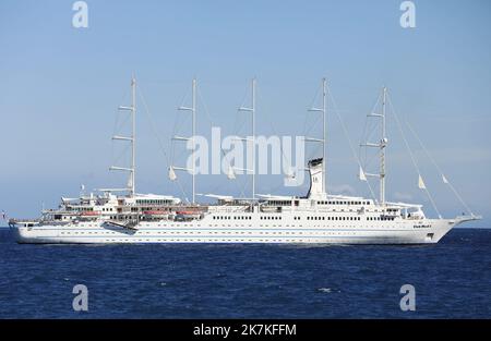 ©PHOTOPQR/NICE MATIN/Dylan Meiffret ; Menton ; 28/09/2022 ; le club Med II, più Grand voilier de croisière 5 stuoie au monde s'est amaré au large du port de Menton ce mercredi. - Club Med 2 è una goletta a cinque alberi controllata da computer e gestita da Club Med e gestita come nave da crociera. Qui a Menton, Francia 29 settembre 2022 Foto Stock