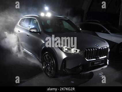 ©Mourad ALLILI/MAXPPP - 29/09/2022 Bourgoin jallieu le 29/09/2022 : Sortie nationale du nouveau BMW X1 qui se declinate sous pratiquement toutes les Energies possibles pour rester l'un des leaders de son segment au salon de l'auto du dauphine libere a Bourgoin jallieu Bourgoin Jallieu, France, sept 29th 2022 Presentazione della BMW X1 disponibile sul mercato automobilistico francese Foto Stock