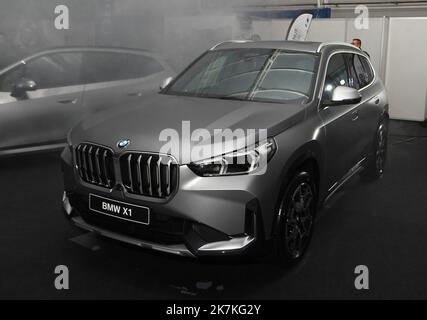 ©Mourad ALLILI/MAXPPP - 29/09/2022 Bourgoin jallieu le 29/09/2022 : Sortie nationale du nouveau BMW X1 qui se declinate sous pratiquement toutes les Energies possibles pour rester l'un des leaders de son segment au salon de l'auto du dauphine libere a Bourgoin jallieu Bourgoin Jallieu, France, sept 29th 2022 Presentazione della BMW X1 disponibile sul mercato automobilistico francese Foto Stock