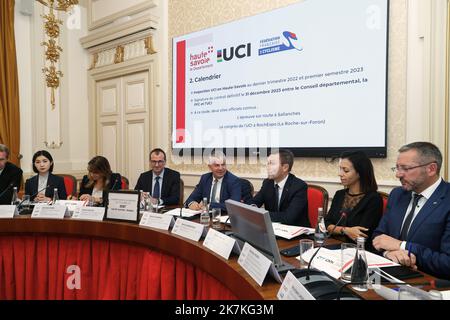 ©PHOTOPQR/LE DAUPHINE/Grégory YETCHMENIZA ; Annecy ; 30/09/2022 ; Conférence de presse des Mondiaux de cyclisme 2027 qui se dérouleront en Haute-Savoie du 11 au 26 settembre 2027. Etaient présents au Côté de Martial Saddier, président du conseil départemental, David Lappartient, président de l'UCI (Union cycliste internationale) et Michel Callot, président de la fédération francaise de cyclisme. 2027 il campionato mondiale di ciclismo si svolgerà in alta Savoia Foto Stock