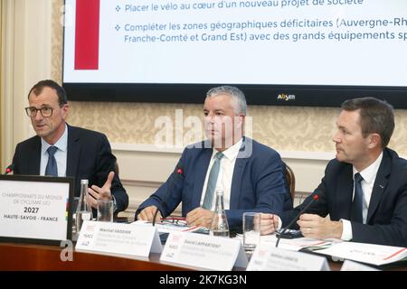 ©PHOTOPQR/LE DAUPHINE/Grégory YETCHMENIZA ; Annecy ; 30/09/2022 ; Conférence de presse des Mondiaux de cyclisme 2027 qui se dérouleront en Haute-Savoie du 11 au 26 settembre 2027. Etaient présents au Côté de Martial Saddier, président du conseil départemental, David Lappartient, président de l'UCI (Union cycliste internationale) et Michel Callot, président de la fédération francaise de cyclisme. 2027 il campionato mondiale di ciclismo si svolgerà in alta Savoia Foto Stock