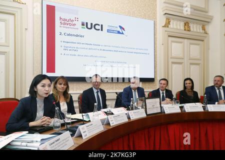 ©PHOTOPQR/LE DAUPHINE/Grégory YETCHMENIZA ; Annecy ; 30/09/2022 ; Conférence de presse des Mondiaux de cyclisme 2027 qui se dérouleront en Haute-Savoie du 11 au 26 settembre 2027. Etaient présents au Côté de Martial Saddier, président du conseil départemental, David Lappartient, président de l'UCI (Union cycliste internationale) et Michel Callot, président de la fédération francaise de cyclisme. Sur notre photo : au Premier plan, Yuan Yuan, membre du comité directeur de l'UCI 2027 il campionato mondiale di ciclismo si svolgerà in alta Savoia Foto Stock