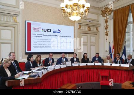 ©PHOTOPQR/LE DAUPHINE/Grégory YETCHMENIZA ; Annecy ; 30/09/2022 ; Conférence de presse des Mondiaux de cyclisme 2027 qui se dérouleront en Haute-Savoie du 11 au 26 settembre 2027. Etaient présents au Côté de Martial Saddier, président du conseil départemental, David Lappartient, président de l'UCI (Union cycliste internationale) et Michel Callot, président de la fédération francaise de cyclisme. 2027 il campionato mondiale di ciclismo si svolgerà in alta Savoia Foto Stock