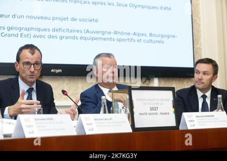 ©PHOTOPQR/LE DAUPHINE/Grégory YETCHMENIZA ; Annecy ; 30/09/2022 ; Conférence de presse des Mondiaux de cyclisme 2027 qui se dérouleront en Haute-Savoie du 11 au 26 settembre 2027. Etaient présents au Côté de Martial Saddier, président du conseil départemental, David Lappartient, président de l'UCI (Union cycliste internationale) et Michel Callot, président de la fédération francaise de cyclisme. 2027 il campionato mondiale di ciclismo si svolgerà in alta Savoia Foto Stock