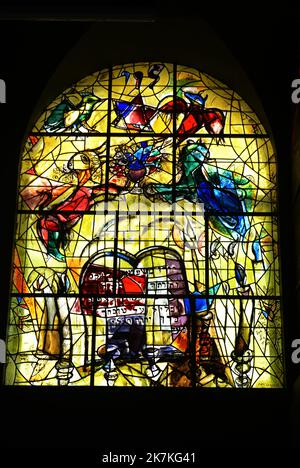 Vetrate Chagall alla sinagoga di Abbell all'ospedale di Hadassah a Gerusalemme. Foto Stock
