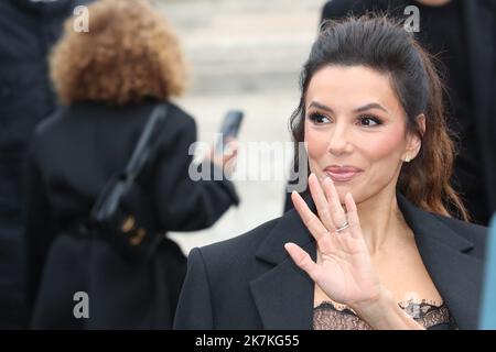 ©Pierre Teyssot/MAXPPP ; 2022 Paris Fashion Week S/S 23 guests . Parigi, Francia il 30 settembre 2022. VIP, modelli e ospiti arrivo, Eva Longoria Â© Pierre Teyssot / Maxppp Foto Stock