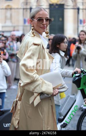 ©Pierre Teyssot/MAXPPP ; 2022 Paris Fashion Week S/S 23 guests . Parigi, Francia il 30 settembre 2022. VIP, modelli e ospiti arrivo, Leonie Hanne Â© Pierre Teyssot / Maxppp Foto Stock