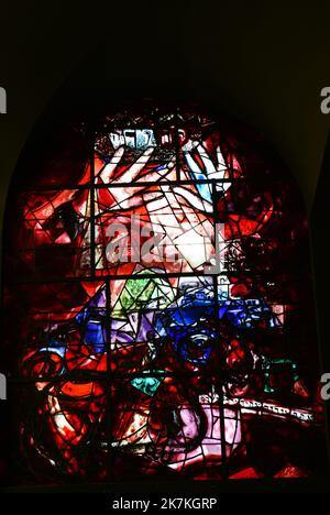 Vetrate Chagall alla sinagoga di Abbell all'ospedale di Hadassah a Gerusalemme. Foto Stock