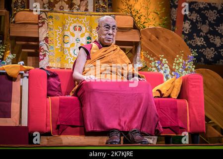 ©Olivier Donnars / le Pictorium/MAXPPP - 17/09/2016 Olivier Donnars / le Pictorium - 17/09/2016 - Francia - 17 settembre 2016 : Tenzin GYATSO, 14e Dalai lama, donne un cycle d'enseignement pour les bouddhistes de France au zenith de Strasbourg (67), Francia. 17 settembre 2016: Tenzin GYATSO, 14th Dalai lama, offre un ciclo di educazione per i buddisti francesi allo Zenith di Strasburgo (67), Francia . / 17/09/2016 - Francia - 17 settembre 2016: Tenzin GYATSO, 14th Dalai lama, offre un ciclo di educazione per i buddisti francesi allo Zenith di Strasburgo (67), Francia . Foto Stock