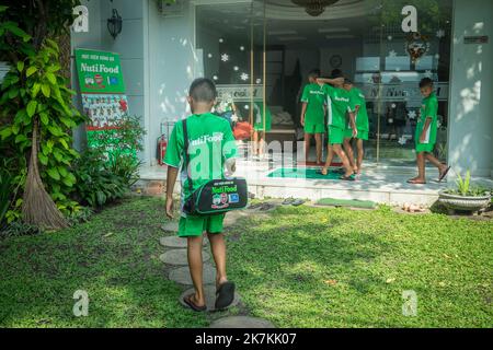 ©Olivier Donnars / le Pictorium/MAXPPP - ho Chi Minh-Ville 07/12/2015 Olivier Donnars / le Pictorium - 7/12/2015 - Vietnam / ho Chi Minh-Ville - 7 dicembre 2015 : Academie de football JMG (Jean-Marc Guillou). L'equipe et le staff sportif sont pour le moment heberges dans une villa pretee par le sponsor NutiFood en Attendant qu'une veritable academie soit construite avec tous les equipements sportifs. Ho Chi Minh-Ville, Vietnam. 7 dicembre 2015 : il team e lo staff sportivo sono attualmente ospitati in una villa in prestito dallo sponsor di NutiFood fino a quando non viene costruita una vera e propria accademia con tutte le attrezzature sportive Foto Stock