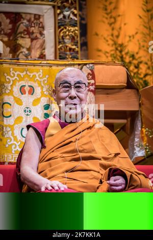 ©Olivier Donnars / le Pictorium/MAXPPP - 17/09/2016 Olivier Donnars / le Pictorium - 17/09/2016 - Francia - 17 settembre 2016 : Tenzin GYATSO, 14e Dalai lama, donne un cycle d'enseignement pour les bouddhistes de France au zenith de Strasbourg (67), Francia. 17 settembre 2016: Tenzin GYATSO, 14th Dalai lama, offre un ciclo di educazione per i buddisti francesi allo Zenith di Strasburgo (67), Francia . / 17/09/2016 - Francia - 17 settembre 2016: Tenzin GYATSO, 14th Dalai lama, offre un ciclo di educazione per i buddisti francesi allo Zenith di Strasburgo (67), Francia . Foto Stock