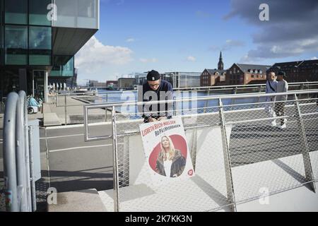 ©Thibault Savary / le Pictorium/MAXPPP - Copenhague 08/10/2022 Thibault Savary / le Pictorium - 8/10/2022 - Danemark / Copenhague - CE samedi 8 ottobre a 12:00 precise (sous peine d'amende), les affiches des candidats peuvent etre accrochees un peu partout dans les rues du Pays. Des militants accrochent les affiches de leurs candidats aux elections partementaires dans les rues de Copenhague. / 8/10/2022 - Danimarca / Copenaghen - questo Sabato, 8 ottobre alle ore 12:00:00 brusco (pena di una multa), i manifesti dei candidati possono essere appesi ovunque nelle strade del paese. Gli attivisti appendono poster Foto Stock