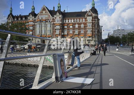 ©Thibault Savary / le Pictorium/MAXPPP - Copenhague 08/10/2022 Thibault Savary / le Pictorium - 8/10/2022 - Danemark / Copenhague - CE samedi 8 ottobre a 12:00 precise (sous peine d'amende), les affiches des candidats peuvent etre accrochees un peu partout dans les rues du Pays. Des militants accrochent les affiches de leurs candidats aux elections partementaires dans les rues de Copenhague. / 8/10/2022 - Danimarca / Copenaghen - questo Sabato, 8 ottobre alle ore 12:00:00 brusco (pena di una multa), i manifesti dei candidati possono essere appesi ovunque nelle strade del paese. Gli attivisti appendono poster Foto Stock