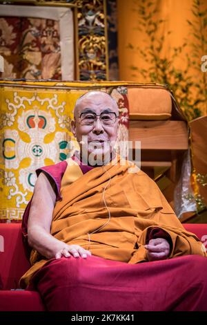 ©Olivier Donnars / le Pictorium/MAXPPP - 17/09/2016 Olivier Donnars / le Pictorium - 17/09/2016 - Francia - 17 settembre 2016 : Tenzin GYATSO, 14e Dalai lama, donne un cycle d'enseignement pour les bouddhistes de France au zenith de Strasbourg (67), Francia. 17 settembre 2016: Tenzin GYATSO, 14th Dalai lama, offre un ciclo di educazione per i buddisti francesi allo Zenith di Strasburgo (67), Francia . / 17/09/2016 - Francia - 17 settembre 2016: Tenzin GYATSO, 14th Dalai lama, offre un ciclo di educazione per i buddisti francesi allo Zenith di Strasburgo (67), Francia . Foto Stock