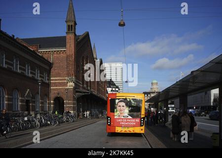 ©Thibault Savary / le Pictorium/MAXPPP - Copenhague 07/10/2022 Thibault Savary / le Pictorium - 7/10/2022 - Danemark / Copenhague - CE samedi 8 ottobre a 12:00 precise (sous peine d'amende), les affiches des candidats peuvent etre accrochees un peu partout dans les rues du Pays. Des militants accrochent les affiches de leurs candidats aux elections partementaires dans les rues de Copenhague. / 7/10/2022 - Danimarca / Copenaghen - questo Sabato, 8 ottobre alle ore 12:00:00 brusco (pena di una multa), i manifesti dei candidati possono essere appesi ovunque nelle strade del paese. Gli attivisti appendono poster Foto Stock