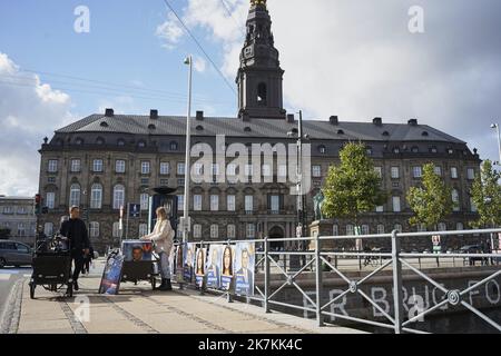 ©Thibault Savary / le Pictorium/MAXPPP - Copenhague 08/10/2022 Thibault Savary / le Pictorium - 8/10/2022 - Danemark / Copenhague - CE samedi 8 ottobre a 12:00 precise (sous peine d'amende), les affiches des candidats peuvent etre accrochees un peu partout dans les rues du Pays. Des militants accrochent les affiches de leurs candidats aux elections partementaires dans les rues de Copenhague. / 8/10/2022 - Danimarca / Copenaghen - questo Sabato, 8 ottobre alle ore 12:00:00 brusco (pena di una multa), i manifesti dei candidati possono essere appesi ovunque nelle strade del paese. Gli attivisti appendono poster Foto Stock