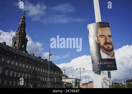 ©Thibault Savary / le Pictorium/MAXPPP - Copenhague 08/10/2022 Thibault Savary / le Pictorium - 8/10/2022 - Danemark / Copenhague - CE samedi 8 ottobre a 12:00 precise (sous peine d'amende), les affiches des candidats peuvent etre accrochees un peu partout dans les rues du Pays. Des militants accrochent les affiches de leurs candidats aux elections partementaires dans les rues de Copenhague. / 8/10/2022 - Danimarca / Copenaghen - questo Sabato, 8 ottobre alle ore 12:00:00 brusco (pena di una multa), i manifesti dei candidati possono essere appesi ovunque nelle strade del paese. Gli attivisti appendono poster Foto Stock