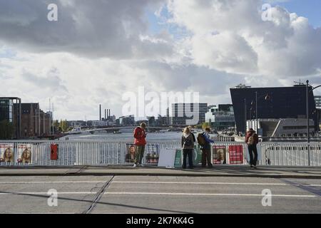 ©Thibault Savary / le Pictorium/MAXPPP - Copenhague 08/10/2022 Thibault Savary / le Pictorium - 8/10/2022 - Danemark / Copenhague - CE samedi 8 ottobre a 12:00 precise (sous peine d'amende), les affiches des candidats peuvent etre accrochees un peu partout dans les rues du Pays. Des militants accrochent les affiches de leurs candidats aux elections partementaires dans les rues de Copenhague. / 8/10/2022 - Danimarca / Copenaghen - questo Sabato, 8 ottobre alle ore 12:00:00 brusco (pena di una multa), i manifesti dei candidati possono essere appesi ovunque nelle strade del paese. Gli attivisti appendono poster Foto Stock