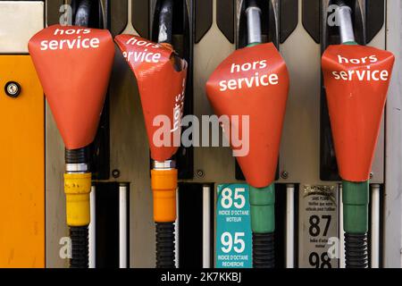 ©PHOTOPQR/LE PARISIEN/olivier corsan ; Issy-Les-Moulineaux ; 09/10/2022 ; Issy-les-Moulineaux, 92, Francia, le 9 ottobre 2022. Pénurie de carburant dans les stations essences d'Ile-de-France, comme ici à à Issy-les-Moulineaux où les stations sont en rupture d'essence et desertées par leur clientèle. Foto : LP /Olivier CORSAN - Issy les Moulineaux, France, oct 9th 2022 totale le stazioni di servizio di Energie sono a corto di benzina a causa di prezzi bassi e di sciopero della raffineria. Foto Stock