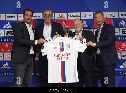 ©Mourad ALLILI/MAXPPP - 10/10/2022 il nuovo allenatore di Olympique Lyonnais, il francese Laurent Blanc (2ndL), con la maglia della sua squadra, si presenta con il direttore di selezione di OL Bruno Cheyrou (L), Olympique Lyonnais il Presidente francese Jean-Michel Aulas (3rdL) e il vice direttore generale francese Olympique Lyonnais Vincent Ponsot (R) durante una conferenza stampa presso il Groupama Stadium Training Center di Decines-Charpieu, vicino a Lione, Francia orientale, il 10 ottobre 2022. Foto Stock