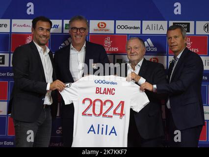 ©Mourad ALLILI/MAXPPP - 10/10/2022 il nuovo allenatore di Olympique Lyonnais, il francese Laurent Blanc (2ndL), con la maglia della sua squadra, si presenta con il direttore di selezione di OL Bruno Cheyrou (L), Olympique Lyonnais il Presidente francese Jean-Michel Aulas (3rdL) e il vice direttore generale francese Olympique Lyonnais Vincent Ponsot (R) durante una conferenza stampa presso il Groupama Stadium Training Center di Decines-Charpieu, vicino a Lione, Francia orientale, il 10 ottobre 2022. Foto Stock