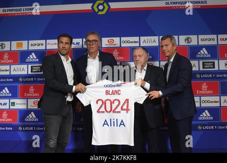 ©Mourad ALLILI/MAXPPP - 10/10/2022 il nuovo allenatore di Olympique Lyonnais, il francese Laurent Blanc (2ndL), con la maglia della sua squadra, si presenta con il direttore di selezione di OL Bruno Cheyrou (L), Olympique Lyonnais il Presidente francese Jean-Michel Aulas (3rdL) e il vice direttore generale francese Olympique Lyonnais Vincent Ponsot (R) durante una conferenza stampa presso il Groupama Stadium Training Center di Decines-Charpieu, vicino a Lione, Francia orientale, il 10 ottobre 2022. Foto Stock