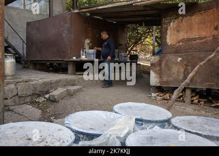 ©Chris Huby / le Pictorium/MAXPPP - Vorotan 24/09/2022 Chris Huby / le Pictorium - 24/9/2022 - armenie / syunik / Vorotan - Armenie / Village de Vorotan - una distillerie. Un ouvrier preparare l'eau de vie. / 24/9/2022 - Armenia / syunik / Vorotan - Armenia / Villaggio di Vorotan - Una distilleria. Un lavoratore sta preparando il brandy. Foto Stock