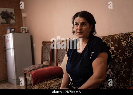 ©Chris Huby / le Pictorium/MAXPPP - Vorotan 24/09/2022 Chris Huby / le Pictorium - 24/9/2022 - armenie / syunik / Vorotan - Armenie / Village de Vorotan - Des Rifies du Haut Karabagh. Portrait de Sona, Yezidi. / 24/9/2022 - Armenia / syunik / Vorotan - Armenia / villaggio Vorotan - rifugiati dal Nagorno-Karabakh. Ritratto di Sona, Yezidi. Foto Stock