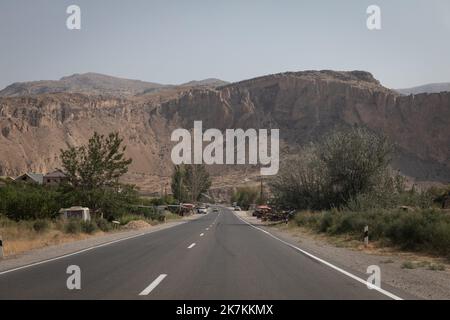 ©Chris Huby / le Pictorium/MAXPPP - Yeraskh 21/09/2022 Chris Huby / le Pictorium - 21/9/2022 - armenie / Ararat / Yeraskh - Armenie / la route entre Erevan et Goris / 21/9/2022 - Armenia / Ararat / Yeraskh - Armenia / la strada tra Yerevan e Goris Foto Stock