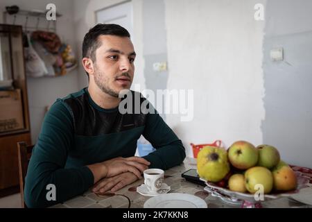 ©Chris Huby / le Pictorium/MAXPPP - 21/09/2022 Chris Huby / le Pictorium - 21/9/2022 - armenie / syunik - Armenie / Portrait de Gurgen, a Verasten (villaghe a cote de Goris). Chez lui, sa chambre a ete touche par un missile / 21/9/2022 - Armenia / syunik - Armenia / Ritratto di Gurgen, in Verasten (villaggio vicino a Goris). A casa, la sua stanza è stata colpita da un missile Foto Stock