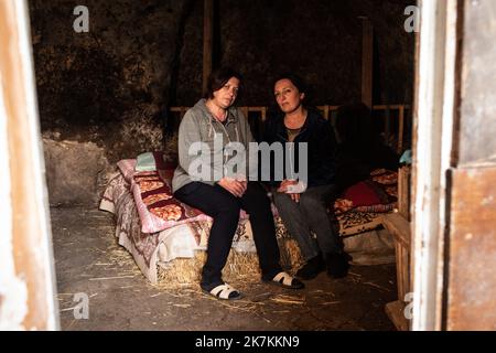 ©Chris Huby / le Pictorium/MAXPPP - 21/09/2022 Chris Huby / le Pictorium - 21/9/2022 - armenie / syunik - Armenie / Irina et son amie dans une grotte du village de Verasten - les habitants s'y sont cache pendant les deux nuits de bombardement et y retournent des que l'alerte ritentit. / 21/9/2022 - Armenia / syunik - Armenia / Irina e la sua amica in una grotta nel villaggio di Verasten - gli abitanti si sono nascosti lì durante le due notti di bombardamento e tornare non appena l'allarme suona. Foto Stock