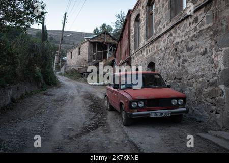 ©Chris Huby / le Pictorium/MAXPPP - 21/09/2022 Chris Huby / le Pictorium - 21/9/2022 - armenie / syunik - Armenie / Verasten - un Village touche par les bombardieri azeris. Atmosfera. / 21/9/2022 - Armenia / syunik - Armenia / Verasten - Un villaggio colpito dai bombardamenti azeri. Atmosfera. Foto Stock