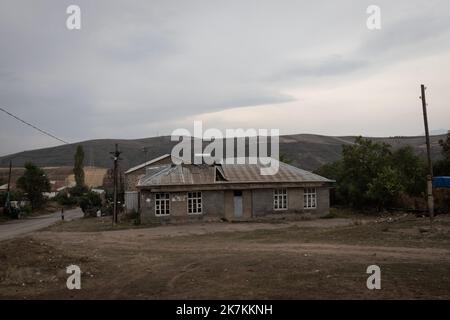 ©Chris Huby / le Pictorium/MAXPPP - Verasten 22/09/2022 Chris Huby / le Pictorium - 22/9/2022 - armenie / syunik / Verasten - Armenie / Verasten - LA salle des fetes a ete touchee par les bombardements azeris. / 22/9/2022 - Armenia / syunik / Verasten - Armenia / Verasten - la sala del festival è stata colpita dai bombardamenti azeri. Foto Stock