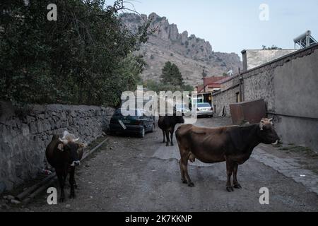 ©Chris Huby / le Pictorium/MAXPPP - 21/09/2022 Chris Huby / le Pictorium - 21/9/2022 - armenie / syunik - Armenie / Verasten - un Village touche par les bombardieri azeris. Atmosfera. / 21/9/2022 - Armenia / syunik - Armenia / Verasten - Un villaggio colpito dai bombardamenti azeri. Atmosfera. Foto Stock