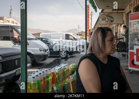 ©Chris Huby / le Pictorium/MAXPPP - Yeraskh 21/09/2022 Chris Huby / le Pictorium - 21/9/2022 - armenie / Ararat / Yeraskh - Armenie / Yeraskh - Portrait de Zina, vendeuse au center. Elle cultive plusieurs fruits dans son champ et apercoit la frontiere azeri a quelques meters de sa maison. / 21/9/2022 - Armenia / Ararat / Yeraskh - Armenia / Yeraskh - Ritratto di Zina, venditore al centro. Coltiva diversi frutti nel suo campo e vede il confine azerbaigiano a pochi metri dalla sua casa. Foto Stock