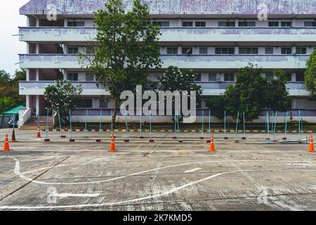 Test di guida e area di addestramento con test di simulazione per patente di guida. Scuola di guida pratica zona di traffico con pole segnaletica e coni arancioni e la strada Foto Stock