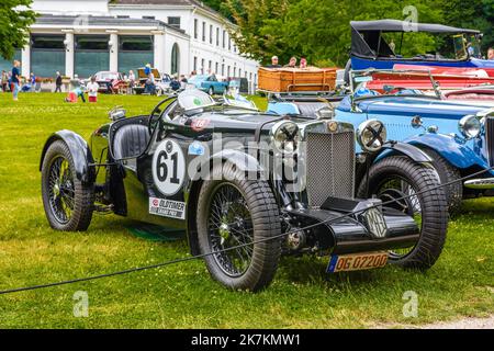 BADEN BADEN BADEN, GERMANIA - LUGLIO 2019: Black MORRIS MG J-TYPE J4 MIDGET cabrio Roadster 1932 1934, oldtimer riunione a Kurpark. Foto Stock