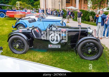 BADEN BADEN BADEN, GERMANIA - LUGLIO 2019: Black MORRIS MG J-TYPE J4 MIDGET cabrio Roadster 1932 1934, oldtimer riunione a Kurpark. Foto Stock