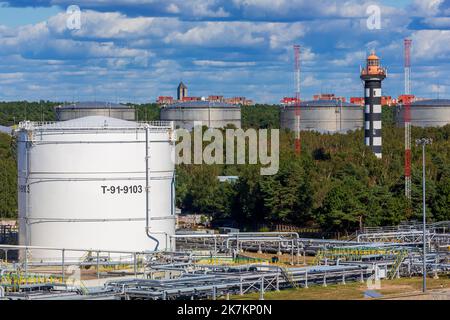 Petroliera e faro di Klaipeda, omonima contea, Lituania Foto Stock