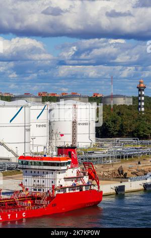 Petroliera e faro di Klaipeda, omonima contea, Lituania Foto Stock